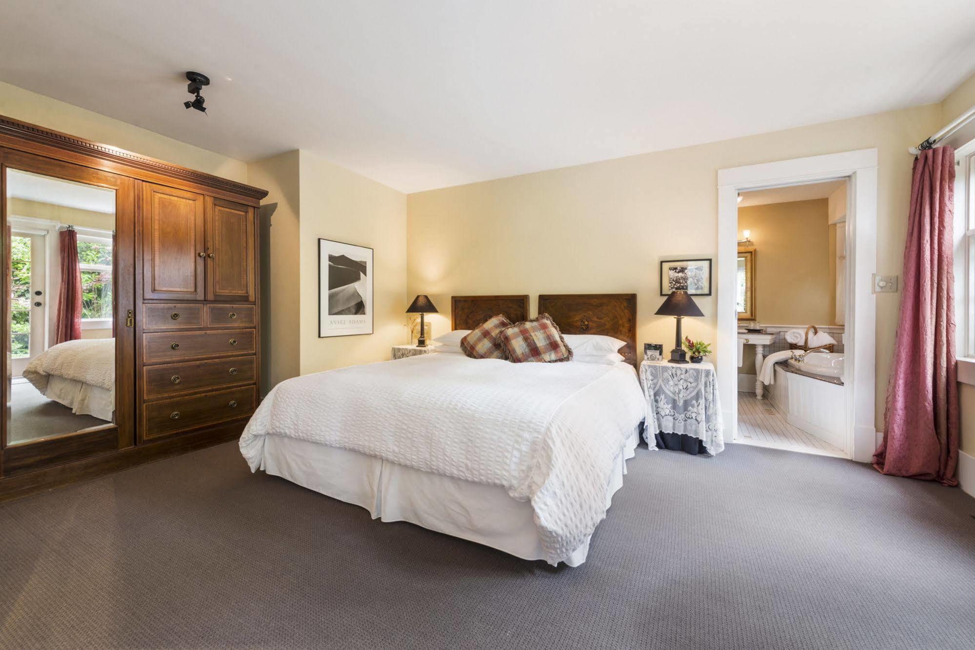Thistledown House Уэст-Ванкувер Экстерьер фото