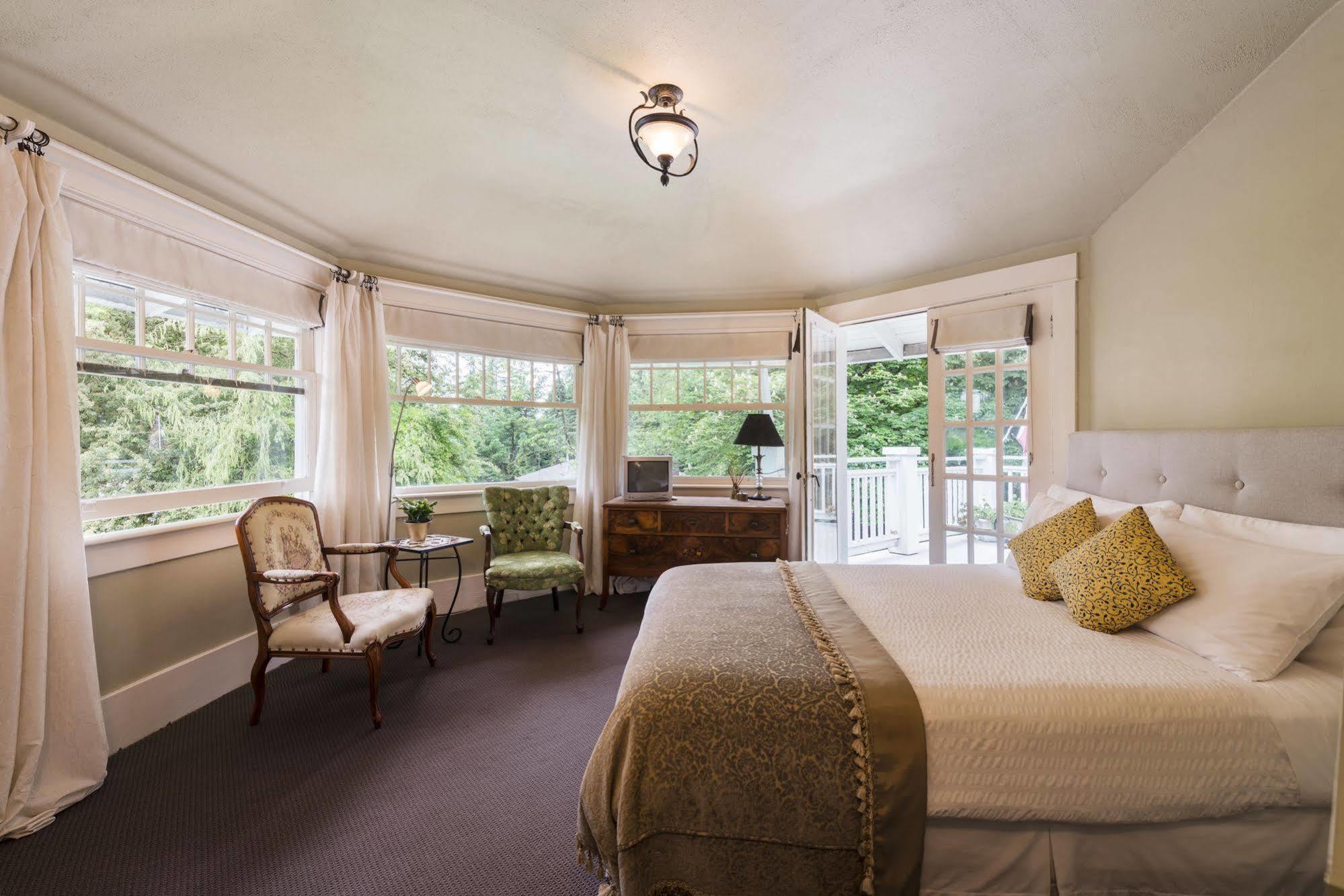 Thistledown House Уэст-Ванкувер Экстерьер фото